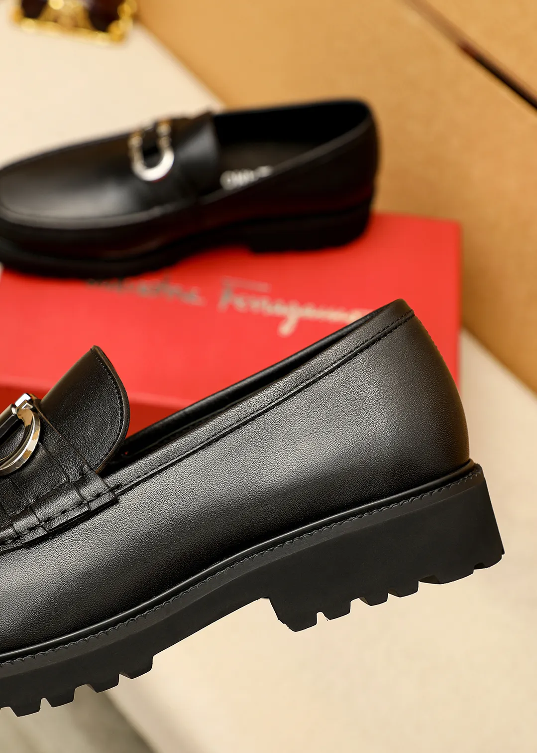 Men's shoes 💰560 💐 Product trademark: Ferragamo "Ferragamo" casual leather shoes Regular size: 38-44 (45.46🉑️customized) Product materials: Selected imported first-layer calfskin upper + original hardware buckle, imported water-dyed cowhide leather lining. Strong three-dimensional visual effect, original outsole color: 1⃣️color optional